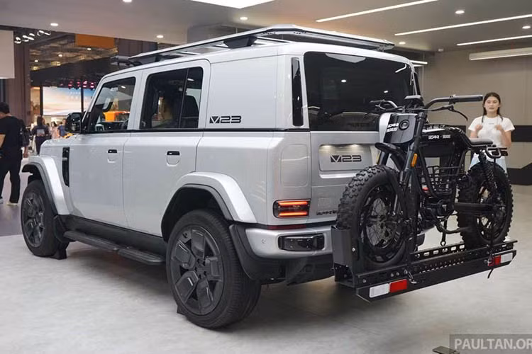 Theo đó, iCaur V23 được phân phối với hai biến thể chính: 2WD (dẫn động cầu sau) và iWD (dẫn động bốn bánh), cùng mức giá lần lượt là 119.800 ringgit và 132.800 ringgit (tương đương khoảng 680 - 755 triệu đồng).