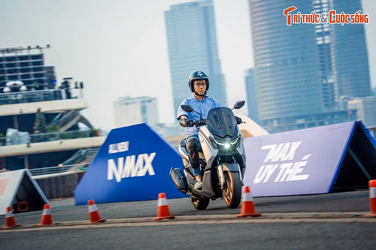 Điểm mới đáng chú ý nhất là hộp số vô cấp điện tử YECVT, được trang bị trên phiên bản Tech Max. Hệ thống này cho phép người lái lựa chọn hai chế độ vận hành gồm T-Mode, ưu tiên sự êm ái và tiết kiệm nhiên liệu khi di chuyển trong phố, và S-Mode, duy trì vòng tua cao hơn để cải thiện khả năng tăng tốc. Xe cũng hỗ trợ chức năng giảm số chủ động nhằm tăng hiệu quả hãm động cơ trong một số tình huống vận hành.