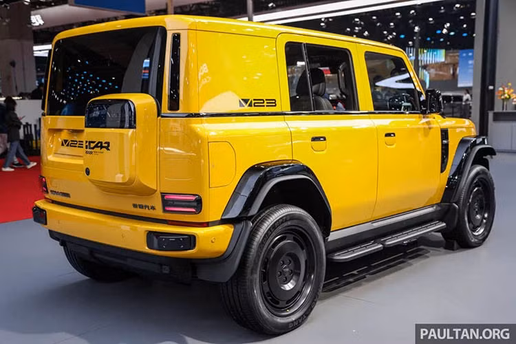 Điểm khiến iCaur V23 thực sự khác biệt chính là khả năng off-road đáng nể. Với khoảng sáng gầm 210 mm, góc tiếp cận và góc thoát lên tới hơn 40 độ cùng khả năng lội nước sâu 600 mm, mẫu xe này sẵn sàng vượt qua những địa hình khắc nghiệt nhất mà hiếm mẫu SUV điện cỡ nhỏ nào làm được.