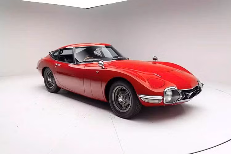 Đã tròn 60 năm trôi qua kể từ khi chiếc 2000GT lần đầu tiên được trưng bày trước công chúng tại Triển lãm Ô tô Tokyo, và mẫu coupe này đã trở thành chiếc xe cổ điển được săn đón nhất của Toyota. Theo Classic.com, những chiếc xe trong tình trạng tuyệt vời đã được bán với giá trung bình 830.700 đô la trong những năm gần đây, với 5 chiếc đạt mức giá triệu đô la.