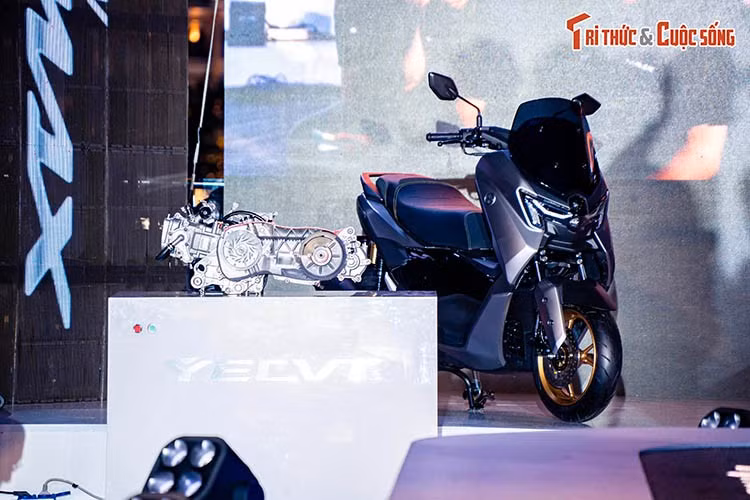 Một số chi tiết được tinh chỉnh để tổng thể gọn gàng hơn, trong khi các đặc trưng như ốp hông dạng boomerang vẫn được giữ lại. Phiên bản Tech Max có thêm các chi tiết hoàn thiện cao hơn ở yên xe và cụm đồng hồ, tập trung vào trải nghiệm sử dụng thực tế hơn là thay đổi hình thức lớn.