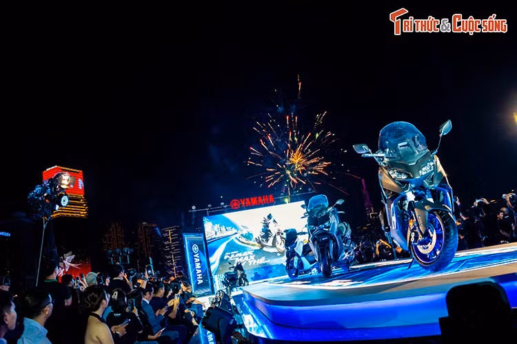 Yamaha Motor Việt Nam vừa chính thức ra mắt mẫu xe ga NMAX 2025 mới tại thị trường Việt Nam. NMAX mới được phân phối với hai phiên bản gồm tiêu chuẩn và Tech Max. Mẫu xe tay ga cỡ trung này được phát triển để đáp ứng nhu cầu di chuyển ngày càng đa dạng trong đô thị, đặc biệt trong bối cảnh khoảng cách đi lại giữa nơi ở và nơi làm việc có xu hướng kéo dài.