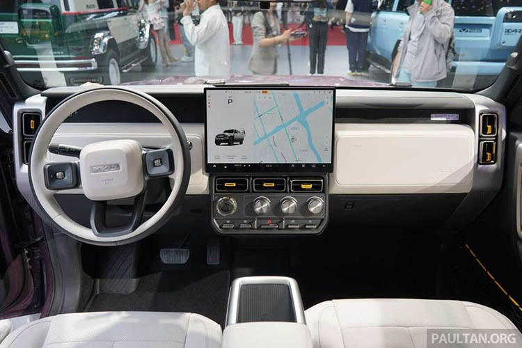 Bên trong khoang cabin, iCaur V23 đi ngược lại xu hướng loại bỏ phím bấm vật lý. Hãng vẫn giữ lại các núm xoay và phím chức năng để người lái dễ dàng thao tác khi đi địa hình, bên cạnh màn hình trung tâm khổng lồ 15,4 inch.