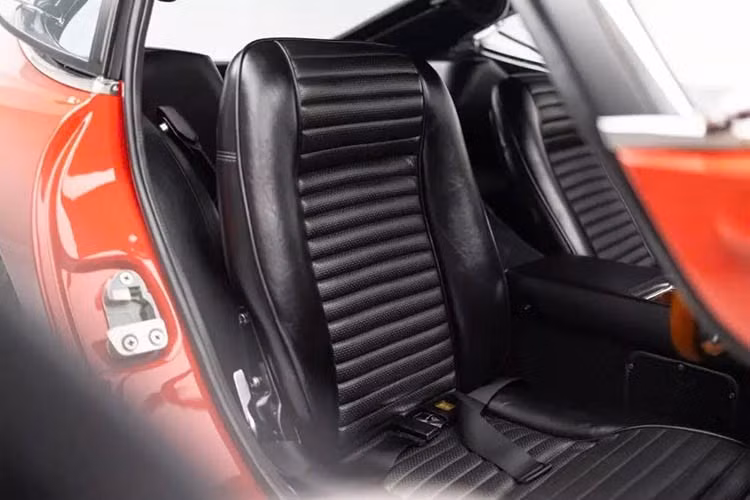 Chiếc Toyota 2000GT màu đỏ này ban đầu được bán ở Mozambique, châu Phi. Nó được một nhà sưu tập người Nam Phi mua vào cuối những năm 1970 và từng ở Mỹ một thời gian ngắn vào năm 1986 trước khi được một nhà nhập khẩu Toyota từ Costa Rica mua lại .