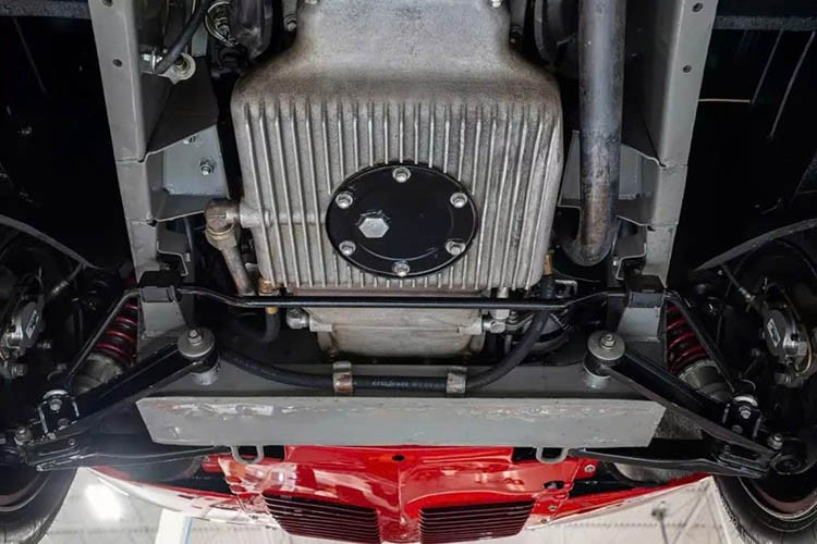 Tính đến thời điểm viết bài này, phiên đấu giá trên Bring a Trailer đã ghi nhận mức giá cao nhất là 400.000 đô la, và dự kiến ​​sẽ kết thúc sau 1 tuần nữa. Trước đó, vào tháng 11 năm 2025, chiếc xe này được Graham Rahal Performance rao bán với giá 1,25 triệu đô la, cho thấy cựu tay đua này đang tìm kiếm một mức giá 7 chữ số.