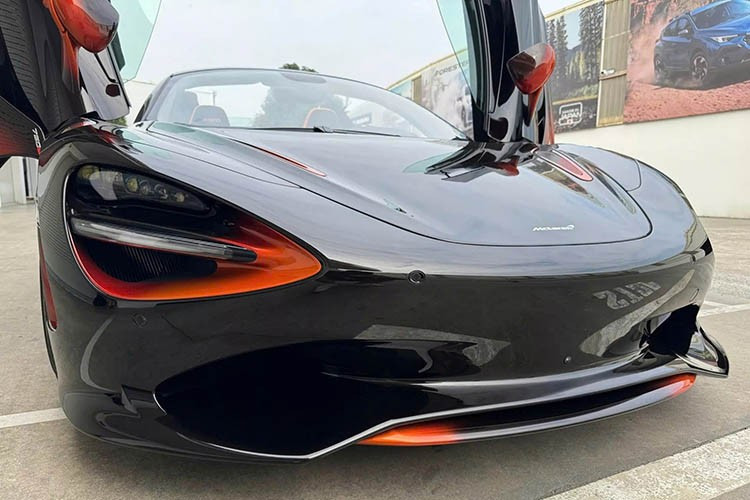 Bên cạnh nâng cấp về động cơ và vật liệu carbon siêu nhẹ, 750S còn được tinh chỉnh mạnh mẽ về khí động học với phần mũi xe thấp hơn, bộ chia gió trước mở rộng, hốc hút gió thu gọn quanh cụm đèn pha và cánh gió sau chủ động lớn hơn 20% so với 720S.