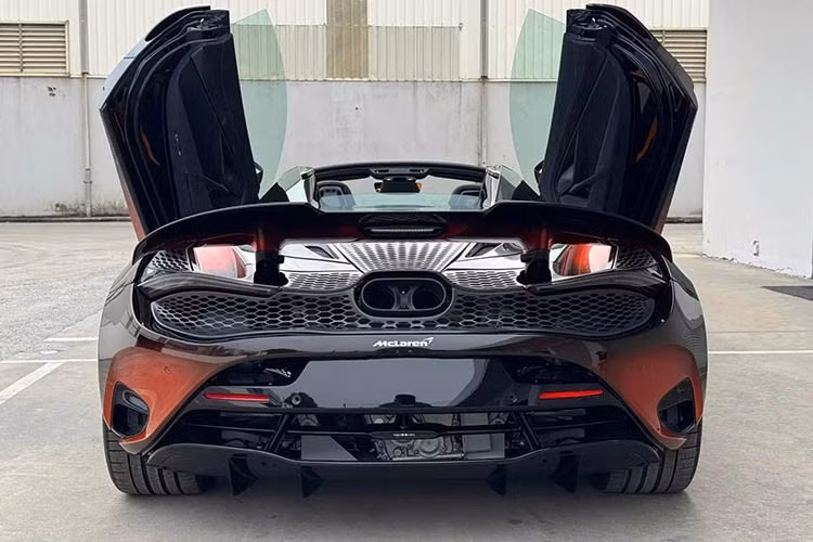 Tại thị trường Việt Nam, mẫu siêu xe McLaren 750S Spider MSO Orange Coriolis bản đặc biệt này hiện được phân phối với mức giá từ 29.400.000.000 đồng (đã bao gồm VAT), cùng dịch vụ bảo hành và hậu mãi chính hãng theo tiêu chuẩn toàn cầu của McLaren.