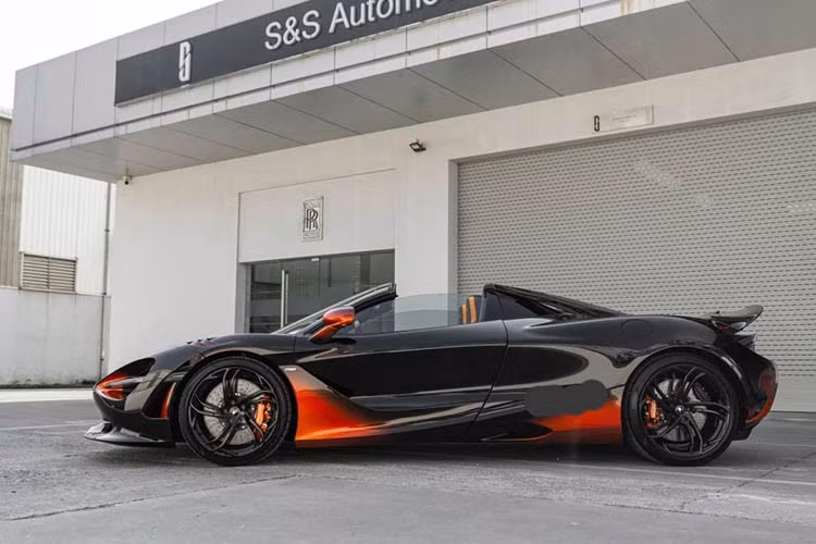 Trước đó, tháng 4/2024, McLaren 750S lần đầu ra mắt tại Việt Nam và kịp gây ấn tượng với hiệu suất vượt trội, trọng lượng tối ưu. Phiên bản 750S Spider được trang bị động cơ V8 4.0L tăng áp kép, sản sinh công suất 750 PS, kết hợp trọng lượng khô chỉ 1.326 kg, cho khả năng tăng tốc 0–100 km/h trong 2,8 giây trước khi đạt tốc độ tối đa 332 km/h.