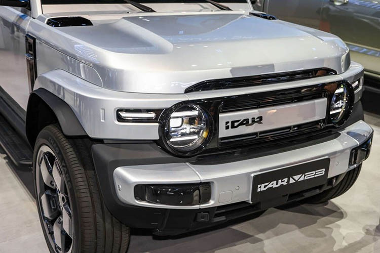 Dù có chiều dài khiêm tốn 4.220 mm nhưng iCaur V23 lại sở hữu chiều cao lên tới 1.845 mm cùng trục cơ sở dài 2.735 mm, tạo nên một dáng vẻ bề thế, vững chãi. Thiết kế của V23 là sự pha trộn tinh tế giữa phong cách vuông vức của các dòng SUV địa hình huyền thoại như Mercedes-Benz G-Class và sự gọn gàng của một mẫu xe đô thị hiện đại.