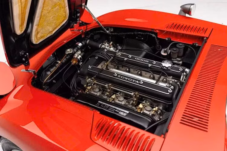 Dưới sự sở hữu của Rahal, chiếc coupe Nhật Bản này đã giành chiến thắng ở hạng mục của mình tại cuộc thi Amelia Island Concours d'Elegance năm 2024. Chiếc xe đi kèm với các dải ruy băng và kỷ vật từ sự kiện, cũng như hồ sơ và hình ảnh ghi lại các lần phục chế và công việc bảo dưỡng/sửa chữa trước đó.