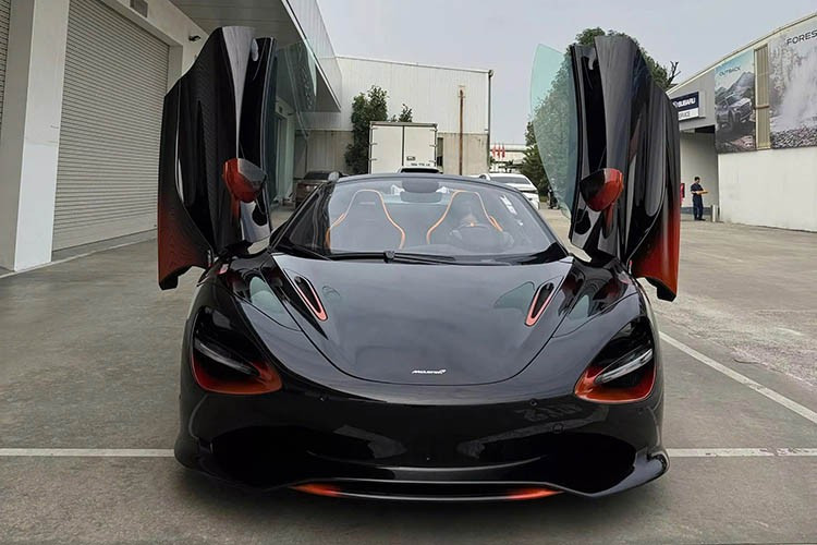 Đối với cấu hình tiêu chuẩn, mức giá đã bao gồm VAT cho siêu xe McLaren 750S phiên bản Coupe là 22.590.700.000 đồng và Spider là 24.990.800.000 đồng.