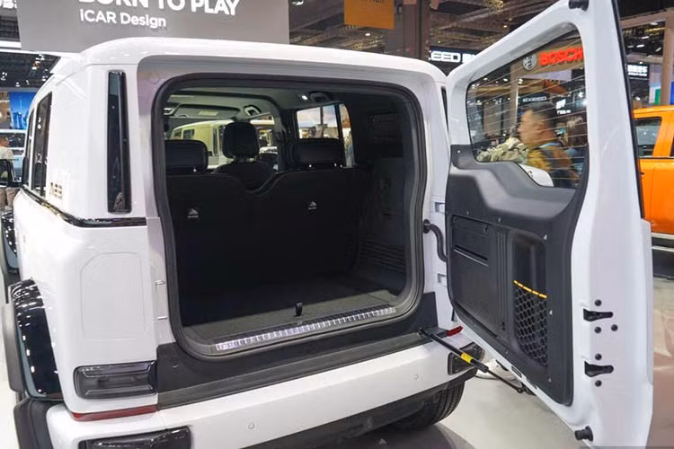 Trong khi đó, bản cao cấp iWD gây ấn tượng với hệ thống hai mô-tơ điện cho tổng công suất 211 mã lực, giúp xe tăng tốc từ 0-100 km/h chỉ trong 7,5 giây và đạt tầm hành trình lên tới 430 km (chuẩn NEDC).