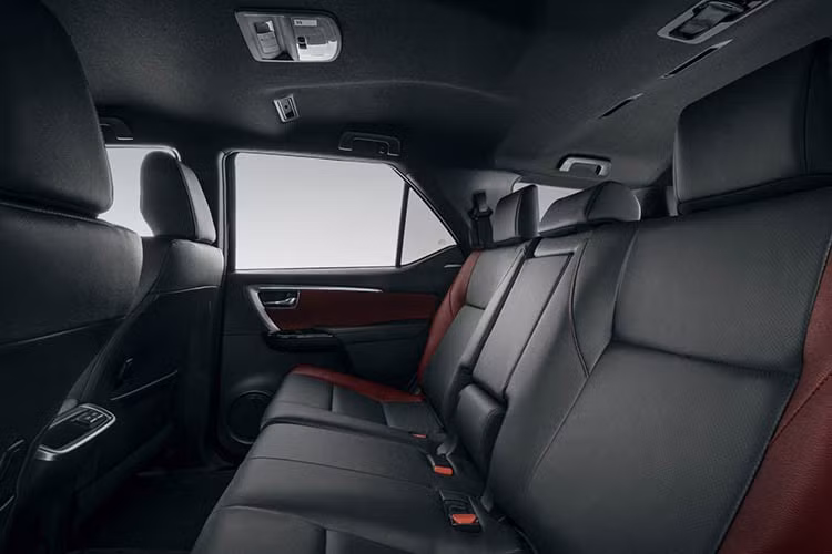 Dù chưa có thông tin chính thức về hệ truyền động, nhiều khả năng Fortuner thế hệ mới sẽ được trang bị cấu hình tương tự Hilux mới, trong đó đáng chú ý là khả năng có thêm tùy chọn hybrid sạc điện (PHEV). Điều này phù hợp với xu hướng điện hóa đang được Toyota đẩy mạnh trong những năm gần đây.