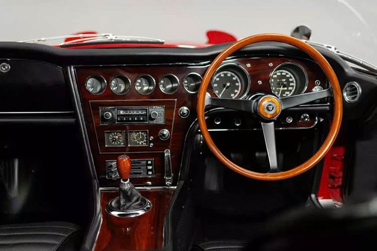 Những chiếc xe thể thao này hiếm khi được đem ra đấu giá, vì vậy việc Bobby Rahal quyết định rao bán chiếc xe của mình trên Bring a Trailer là một điều đáng chú ý. Nhà vô địch 3 lần CART sở hữu một chiếc xe đời đầu năm 1967 mà ông mua vào năm 2021. Chiếc xe có lịch sử rõ ràng và về cơ bản đã được phục chế đến mức hoàn hảo như xe trưng bày tại các cuộc thi Concours.