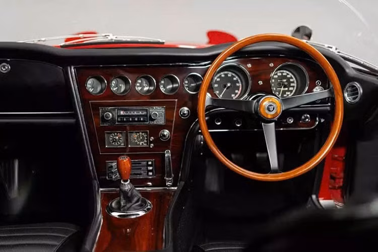 Những chiếc xe thể thao này hiếm khi được đem ra đấu giá, vì vậy việc Bobby Rahal quyết định rao bán chiếc xe của mình trên Bring a Trailer là một điều đáng chú ý. Nhà vô địch 3 lần CART sở hữu một chiếc xe đời đầu năm 1967 mà ông mua vào năm 2021. Chiếc xe có lịch sử rõ ràng và về cơ bản đã được phục chế đến mức hoàn hảo như xe trưng bày tại các cuộc thi Concours.