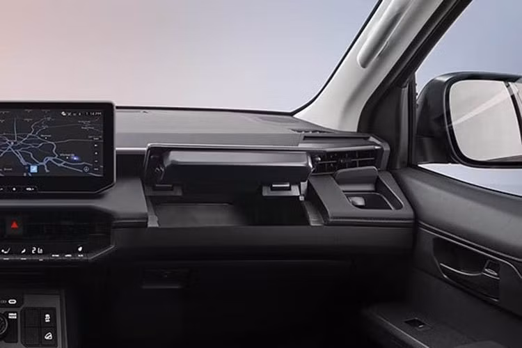 Màn hình trung tâm của mẫu xe SUV Toyota Fortuner thế hệ mới có khả năng được thiết kế liền khối trong bảng táp-lô và đi kèm hệ thống an toàn Toyota Safety Sense thế hệ mới.