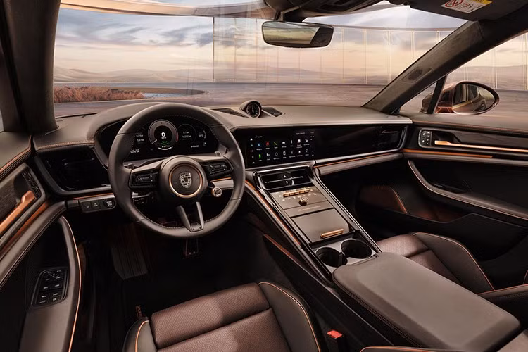 Nội thất tiếp tục mang dáng vẻ và cảm nhận của thân xe, áp dụng hiệu ứng phai màu và màu sắc tương phản, chỉ khác là lần này được thể hiện bằng màu đỏ hoàng hôn ở giữa ghế ngồi, giá để đồ và cặp đựng tài liệu trên xe, còn màu đen ở mọi nơi khác.