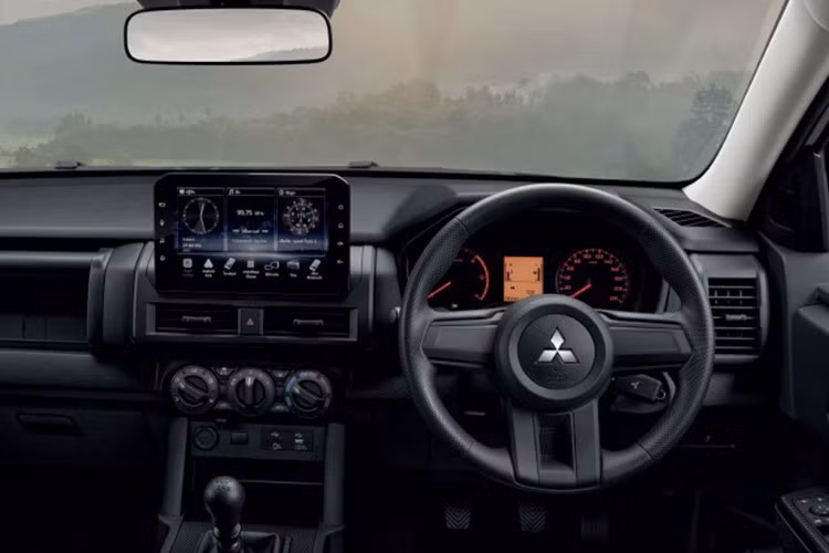 Với vị trí là biến thể Mega Cab giá cả phải chăng nhất tại Thái Lan, danh sách trang bị nội thất của Triton Street khá khiêm tốn với ghế bọc vải và 2 túi khí. Tuy nhiên, điểm nhấn đáng giá là xe vẫn được trang bị màn hình cảm ứng 10 inch, hỗ trợ kết nối Android Auto và Apple CarPlay, một tiện ích quan trọng cho người dùng hiện đại.