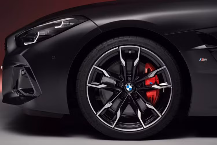 Tất cả xe Z4 Final Edition của BMW đều mang màu sơn Individual Frozen Black Metallic, tông màu được xem như lời tạm biệt mạnh mẽ và đầy phong cách dành cho dòng roadster đã gắn bó nhiều năm trong đội hình BMW.