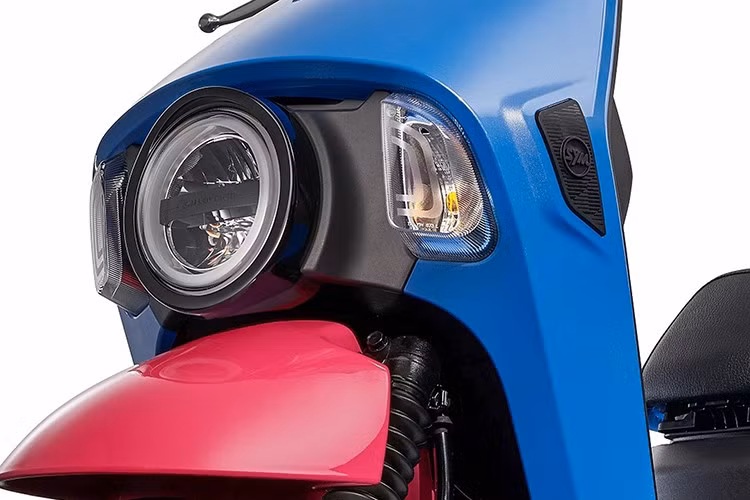 4MICAEP còn sở hữu một sàn để chân phẳng và rất rộng, dài 410mm, cung cấp không gian cho bàn chân và cả hàng hoá để ở sàn. Phanh đỗ xe tích hợp đã được thiết kế để cho phép đỗ xe ngay cả trên dốc.