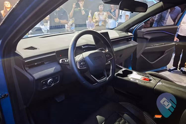 Bên trong mẫu SUV cỡ C- này là khoang lái Starship Cockpit với thiết kế lấy cảm hứng từ phi thuyền. Tại đây, xe đi kèm bảng đồng hồ kỹ thuật số hẹp, màn hình giải trí trung tâm cỡ lớn nằm dọc và vô lăng vát đáy thể thao. Thậm chí, xe còn có nút màu đỏ trên cụm điều khiển trung tâm theo phong cách Lamborghini.