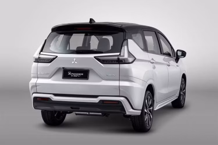 Thay vào đó Xpander thế hệ mới sẽ sử dụng hệ truyền động hybrid toàn phần dung tích 1.6L. Hai phiên bản sẽ được giới thiệu bao gồm Xpander HEV và Xpander Cross HEV, hướng tới nhóm khách hàng tìm kiếm mẫu MPV tiết kiệm nhiên liệu và thân thiện với môi trường.