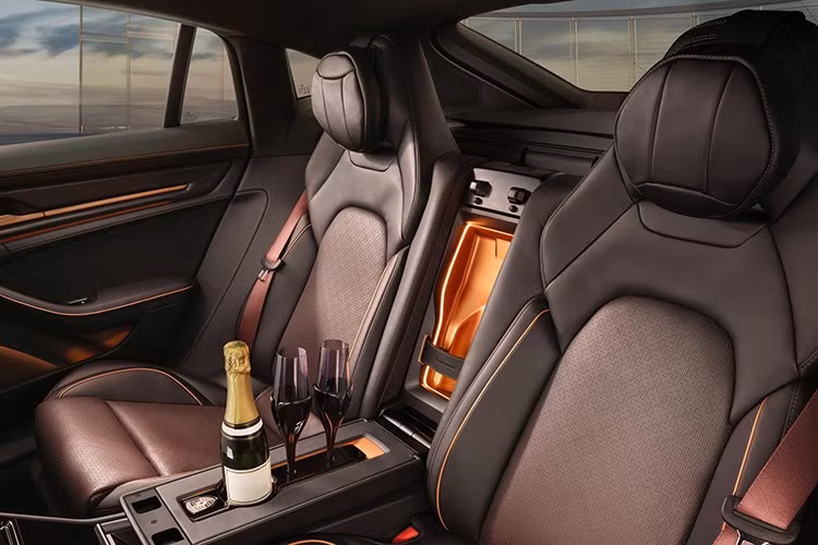 Da đen là chất liệu được lựa chọn cho bảng điều khiển và ốp cửa, với đường chỉ khâu đôi màu đỏ Barrique tạo điểm nhấn tương phản. Màu sắc tương tự cũng xuất hiện trên dây đai an toàn gắn trên mỗi ghế.