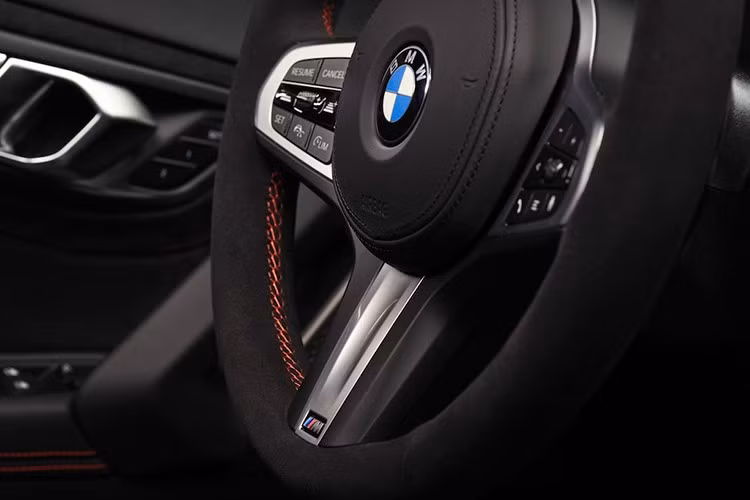 Trang bị tiện nghi cũng được đưa lên mức cao nhất với gói Driving Assistance, gói Premium có HUD và hệ thống âm thanh Harman Kardon. Về mặt vận hành, BMW Z4 Final Edition gần như giữ nguyên cấu hình của Z4 M40i thương mại. Cung cấp sức mạnh cho xe là động cơ 6 xy-lanh thẳng hàng cho công suất 382 mã lực và 500 Nm.