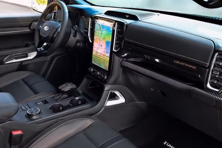 Bản Ranger Sport bị loại bỏ, nhưng phiên bản Black Edition từng giới hạn nay trở thành lựa chọn cố định. Bản Tremor thiên về off-road cũng quay trở lại trong thời gian ngắn. Tuy nhiên, bản Ranger MS-RT thể thao dành cho đô thị vẫn chỉ phân phối tại châu Âu.