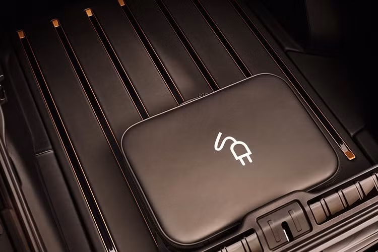 Thứ hai trong danh sách là hộp giữ ẩm xì gà được lắp đặt trong ngăn chứa đồ của bảng điều khiển trung tâm, dưới lớp kính che phủ, cho phép nhìn rõ sản phẩm thuốc lá bên trong. Để đảm bảo hành khách ngồi trong Panamera có thể thưởng thức những điếu xì gà này, Porsche cũng cung cấp dao cắt xì gà và bật lửa.