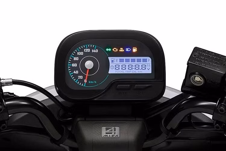 Đèn pha LED hình tròn đặc biệt tích hợp đèn pha và đèn chiếu gần cùng đèn chạy ban ngày, trong khi bảng điều khiển có dạng màn hình LCD kèm báo tốc độ chạy cơ, bao gồm đèn khẩn cấp để cảnh báo ngay lập tức và cổng Quick Charge 3.0 để sạc các thiết bị điện tử.