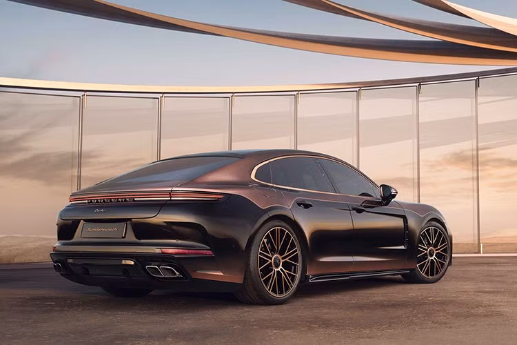 Trên hết, lớp sơn phủ trong suốt với những mảnh vàng lấp lánh khiến mọi thứ tỏa sáng một cách kín đáo. Ngoài ra, chiếc xe Panamera Turbo độc bản này còn khoe đường kẻ sọc, bánh xe, khung cửa sổ và logo Sonderwunsch với màu Avium Metallic, một màu được tạo ra riêng cho dự án này.