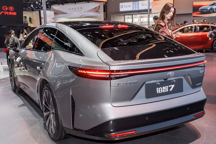 Toyota bZ7 sử dụng mô-tơ điện DriveONE do Huawei phát triển, công suất 281 mã lực, dẫn động cầu sau, cho tốc độ tối đa 180 km/h. Người dùng có thể lựa chọn giữa hai phiên bản pin LFP (Lithium Iron Phosphate) do hãng CALB (China Aviation Lithium Battery) cung cấp, gồm bản 71,35 kWh và 88,13 kWh. Phạm vi di chuyển theo chuẩn CLTC dao động từ 600 đến 710 km.