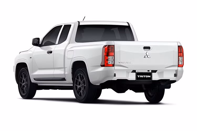 Về ngoại hình, thay đổi đáng chú ý nhất trên Triton Street là thiết kế mặt trước hoàn toàn khác biệt. Mẫu xe này được trang bị lưới tản nhiệt hình lục giác, có cấu hình hoàn toàn độc lập so với phần còn lại của dòng Triton, giúp tách biệt rõ ràng các cụm đèn chiếu sáng.