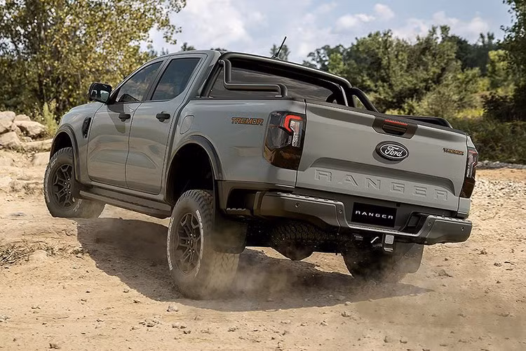 Dẫn đầu dòng sản phẩm mới là mẫu bán tải Ford Ranger Wolftrak Limited Edition, nổi bật với màu sơn Traction Green mới, mâm đen 17 inch, các chi tiết nhấn màu Zest, cùng thanh thể thao cao đặc trưng. Ngoài ra, nhiều phiên bản cũng được nâng cấp trang bị đáng kể.