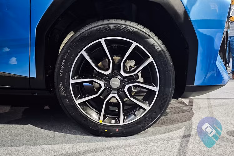 Trong khi đó, cản trước với thiết kế góc cạnh tích hợp hốc hút gió rộng. Chưa hết, Omoda O4 còn sở hữu hốc bánh vuông vức, tay nắm cửa khí động lực học, cột C sơn đen, mâm hợp kim đậm chất thể thao và cụm đèn hậu hình chữ L với đồ họa tia sét độc đáo. Hai bên sườn còn xuất hiện đường dập gân sắc sảo kéo dài từ đầu xe đến đèn hậu.