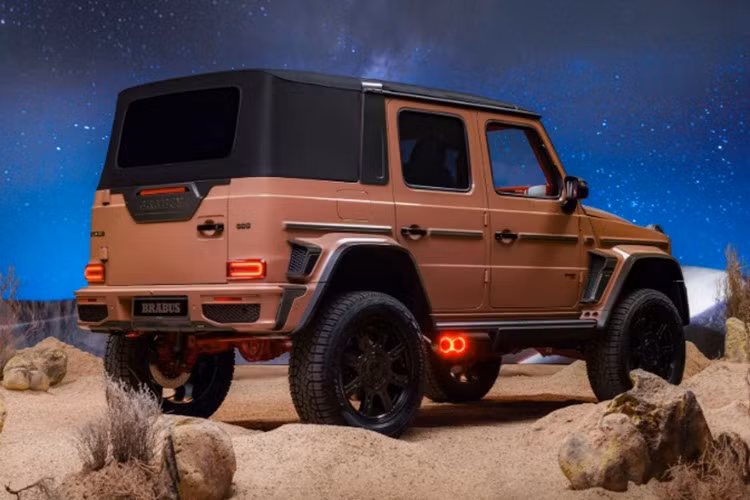 Mẫu xe 800 XL Cabrio sở hữu bộ mâm 22 inch nhỏ hơn kết hợp lốp địa hình nhằm tăng khả năng vượt chướng ngại vật. Cấu hình này khiến hiệu năng giảm nhẹ, với khả năng tăng tốc 0–100 km/h mất 4,6 giây và tốc độ tối đa 210 km/h.