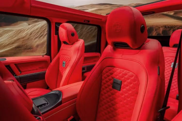 Sức mạnh của hai mẫu xe đến từ động cơ V8 tăng áp kép 4.0L, được Brabus tinh chỉnh để đạt 789 mã lực và mô-men xoắn 1.000 Nm. Sức mạnh truyền qua hộp số tự động 9 cấp kết hợp hệ dẫn động bốn bánh.