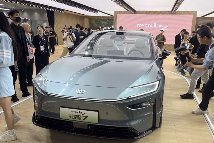 So với người anh em bZ4X, Toyota bZ7 mới sở hữu tỷ lệ và kiểu dáng ấn tượng hơn nhiều. Trong đó, khu vực phía trước đi kèm cụm đèn pha tạo hình càng tôm hùm, kết hợp dải đèn nằm vắt ngang, phía dưới là hốc gió sơn đen nhỏ gọn. Nhìn từ bên hông, Toyota bZ7 có thiết kế fastback, kết hợp với kính tam giác dài ở phía sau, cửa không viền...