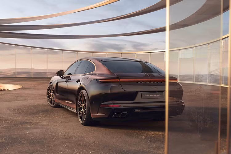 Cuối cùng, tủ làm mát rượu Champagne có đèn tích hợp vào ghế sau đủ lớn để chứa một chai nhỏ và hai ly – có chỗ cho những thứ này ở tay vịn, biến cabin của Panamera thành một phòng khách thu nhỏ cho chủ nhân.