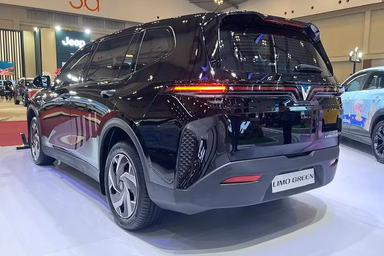 VinFast Limo Green được phát triển dưới dạng một mẫu MPV điện 3 hàng ghế, cạnh tranh trực tiếp với các đối thủ như Wuling Darion EV và BYD M6. Xe có chiều dài 4.740 mm, rộng 1.872 mm, cao 1.723 mm và chiều dài cơ sở 2.840 mm, tương đương Toyota Kijang Innova Zenix – mẫu MPV quốc dân tại Indonesia.
