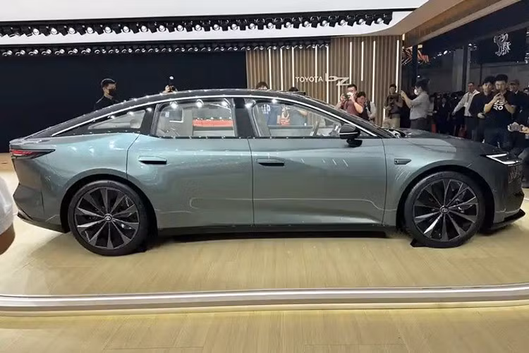 Được định vị như sedan cỡ lớn đầu bảng của thương hiệu Toyota ở thị trường Trung Quốc, bZ7 2026 có kích thước dài x rộng x cao lần lượt 5.130 x 1.965 x 1.506 mm và chiều dài cơ sở 3.020 mm. Trọng lượng không tải của xe đạt 2.275 kg.