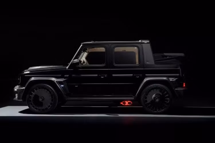 Để đảm bảo độ ổn định khi vận hành ở tốc độ cao, Brabus đã gia cố khung kính chắn gió và bổ sung một thanh carbon giúp hình dáng mái xe không bị biến dạng. Xe cũng được trang bị thanh chống lật phía sau và nắp che mui nhằm bảo vệ cấu trúc vải khi mở trong thời gian dài.