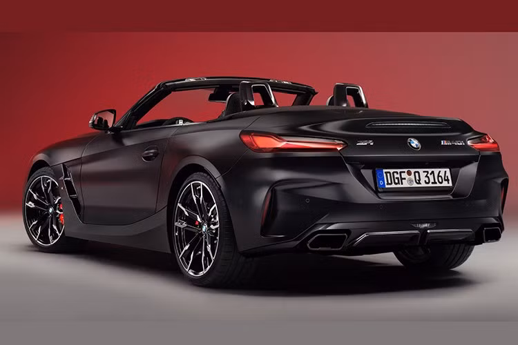 Ngược lại, phiên bản số tự động không có gói nâng cấp khung gầm đặc biệt này, nhưng lại sở hữu khả năng tăng tốc tốt hơn: 0–96 km/h trong 3,9 giây, nhanh hơn 0,3 giây so với bản số sàn.