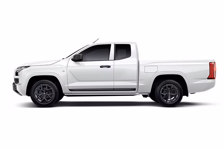 Trong đó đáng chú ý là hệ thống cảnh báo va chạm phía trước FCM tích hợp hỗ trợ phanh tự động và khả năng nhận diện người đi bộ – những trang bị trên bán tải Triton Mega Cab 2025 từng chỉ xuất hiện ở các mẫu xe cao cấp hơn.