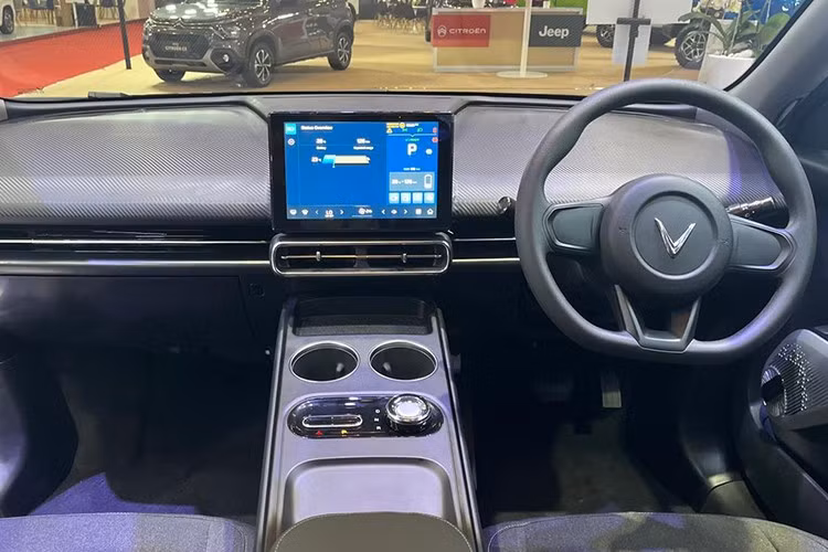 Không gian nội thất của Vinfast Limo Green 2026 ở Indonesia được thiết kế linh hoạt cho cả nhu cầu sử dụng gia đình lẫn mục đích vận hành đội xe dịch vụ. Thiết kế bảng táp-lô tối giản với màn hình trung tâm là điểm nhấn chính.