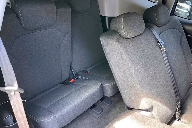 Đáng chú ý, bản dành cho Indonesia sẽ được bổ sung cửa sổ trời toàn cảnh và gương chiếu hậu kỹ thuật số, nâng trải nghiệm công nghệ và tính cao cấp.