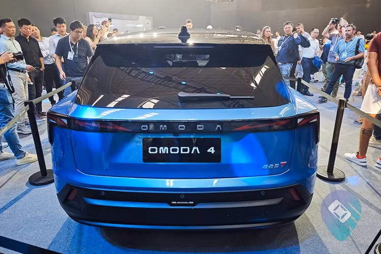 Omoda O4 gây ấn tượng với thiết kế gợi liên tưởng đến siêu xe Lamborghini Urus, bao gồm cả màu sơn ngoại thất. Mẫu xe này được trang bị hệ thống đèn trước 2 tầng với dải đèn LED ban ngày thanh mảnh nằm phía trên cụm đèn pha chính. Nằm chính giữa đầu xe là tấm ốp màu đen bóng với khe hút gió hẹp nằm phía trên giá lắp biển số.