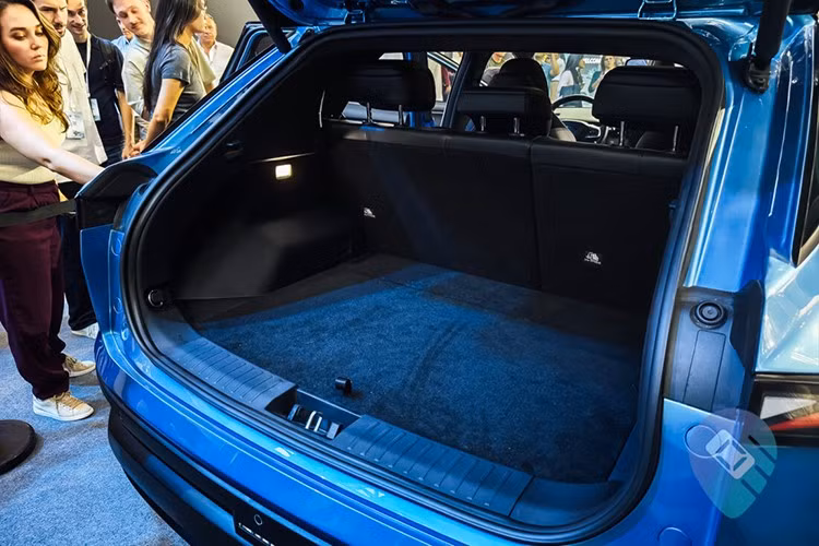 Chiếc Omoda O4 được trưng bày tại Trung Quốc vào hồi tháng 10/2025 có logo “225T” trên cửa cốp sau. Do đó, có thể đoán xe dùng chung động cơ xăng 4 xi-lanh, tăng áp, dung tích 1.5L với đàn anh Omoda C5.