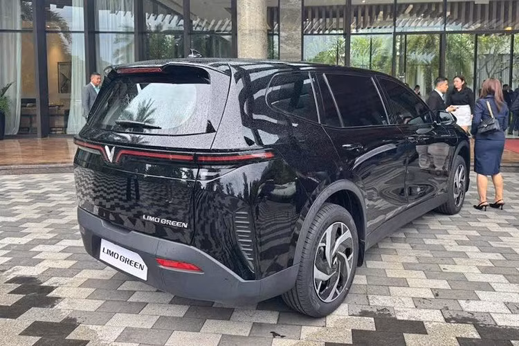 Xe hỗ trợ sạc AC 6,9 kW và sạc nhanh DC 80 kW, giúp nạp từ 10% lên 70% pin chỉ trong khoảng 30 phút. Điều này mang lại lợi thế lớn trong bối cảnh cơ sở hạ tầng trạm sạc tại Indonesia đang mở rộng nhưng chưa đồng đều.